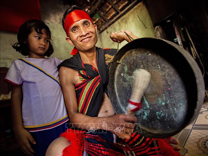 Trong ảnh: Nghệ nhân hướng dẫn đánh cồng chiêng, giới thiệu về các nhạc cụ truyền thống, các làn điệu dân ca, dân nhạc, dân vũ cho thế hệ sau. Ảnh: Minh Đức - TTXVN