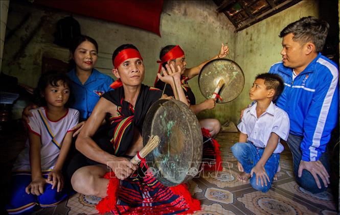 Trong ảnh: Đoàn xã Trà Thuỷ hoạt động duy trì, bảo tồn và phát huy bản sắc văn hoá truyền thống dân tộc Cor tại thôn 2, xã Trà Thuỷ, huyện Trà Bồng. Ảnh: Minh Đức - TTXVN

