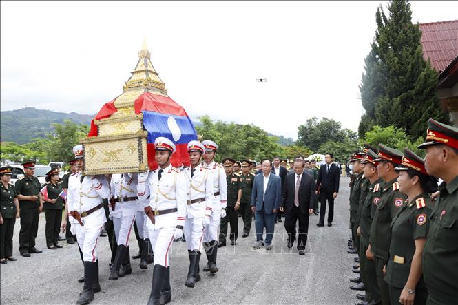Trong ảnh: Đội tiêu binh di cốt của các liệt sĩ ra xe trước khi đưa các liệt sĩ về Đất Mẹ. Ảnh: Phạm Kiên - Phóng viên TTXVN tại Lào