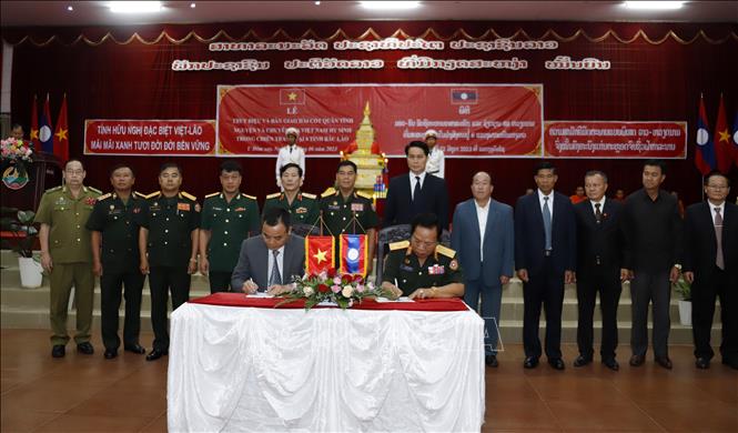 Trong ảnh: Đại diện Ban Công tác đặc biệt của Lào ký kết Biên bản bàn giao các hài cốt với Đại diện Đội quy tập Quân khu II. Ảnh: Phạm Kiên - Phóng viên TTXVN tại Lào