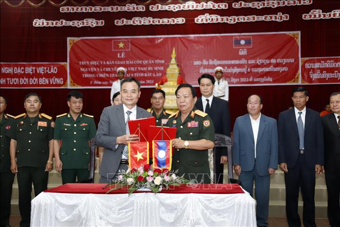 Trong ảnh: Đại diện Ban Công tác đặc biệt của Lào trao Biên bản bàn giao các hài cốt cho Đại diện Đội quy tập Quân khu II. Ảnh: Phạm Kiên - Phóng viên TTXVN tại Lào