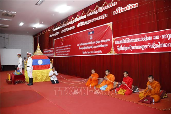 Trong ảnh: Các nhà sư thực hiện nghi thức cầu siêu cho hương hồn các liệt sĩ. Ảnh: Phạm Kiên - Phóng viên TTXVN tại Lào