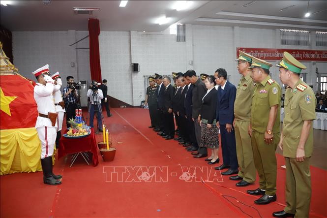 Trong ảnh: Đoàn Ban công tác đặc biệt 6 tỉnh Bắc Lào dâng hương trước hương hồn các liệt sĩ Ảnh: Phạm Kiên - Phóng viên TTXVN tại Lào