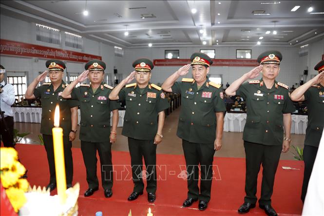 Trong ảnh: Đoàn Ban công tác đặc biệt của Chính phủ Lào dâng hương trước hương hồn các liệt sĩ. Ảnh: Phạm Kiên - Phóng viên TTXVN tại Lào