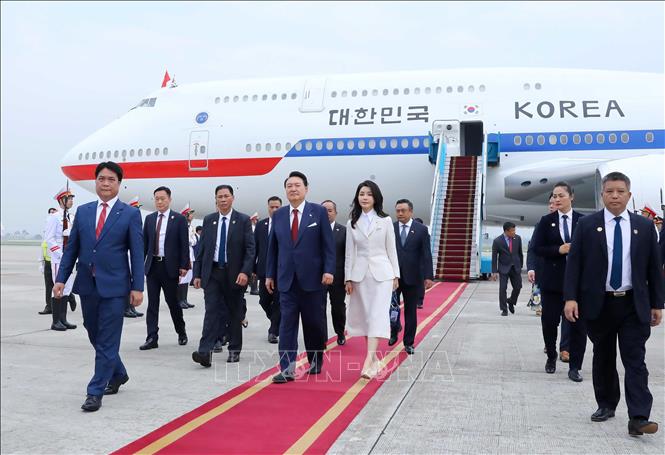 Lễ đón Tổng thống Hàn Quốc Yoon Suk Yeol và Phu nhân tại Sân bay quốc tế Nội Bài. Ảnh: An Đăng - TTXVN