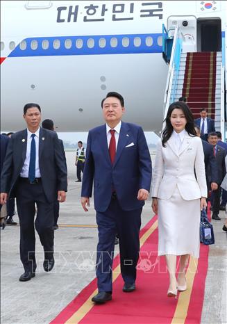 Lễ đón Tổng thống Hàn Quốc Yoon Suk Yeol và Phu nhân tại Sân bay quốc tế Nội Bài. Ảnh: An Đăng - TTXVN