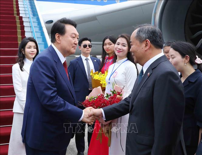 Chủ nhiệm Văn phòng Chủ tịch nước Lê Khánh Hải đón Tổng thống Hàn Quốc Yoon Suk Yeol và Phu nhân tại Sân bay quốc tế Nội Bài. Ảnh: An Đăng - TTXVN