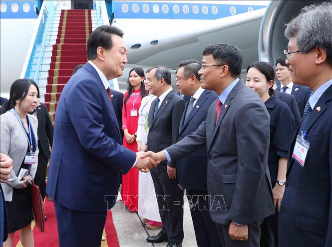 Thứ trưởng Ngoại giao Nguyễn Minh Vũ đón Tổng thống Hàn Quốc Yoon Suk Yeol và Phu nhân tại Sân bay quốc tế Nội Bài. Ảnh: An Đăng - TTXVN