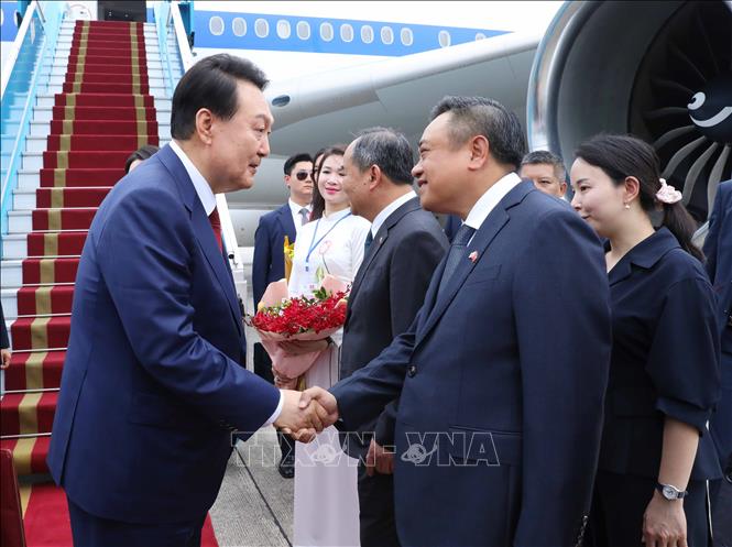 Chủ tịch UBND thành phố Hà Nội Trần Sỹ Thanh đón Tổng thống Hàn Quốc Yoon Suk Yeol và Phu nhân tại Sân bay quốc tế Nội Bài. Ảnh: An Đăng - TTXVN