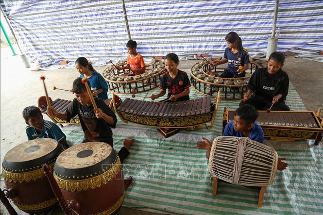 Các em nhỏ luyện tập trên dàn nhạc Ngũ âm tại chùa Kà Ốt. Ảnh: Giang Phương - TTXVN
