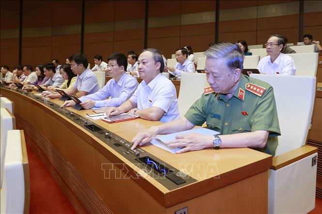 Đoàn đại biểu Quốc hội tỉnh Hưng Yên ấn biểu quyết thông qua Nghị quyết về việc thành lập Đoàn giám sát chuyên đề của Quốc hội năm 2024; Luật sửa đổi, bổ sung một số điều của Luật Công an nhân dân và thảo luận về dự án Luật Căn cước công dân (sửa đổi). Ảnh: Doãn Tấn - TTXVN