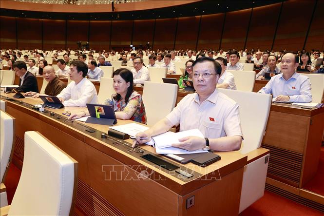 Đoàn đại biểu Quốc hội TP. Hà Nội ấn nút thông qua Nghị quyết và dự án Luật. Ảnh: Doãn Tấn - TTXVN