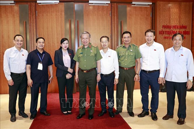 Bộ trưởng Bộ Công an Tô Lâm và đại biểu Quốc hội với thành viên Ban soạn thảo dự án Luật Căn cước công dân (sửa đổi). Ảnh: Doãn Tấn - TTXVN