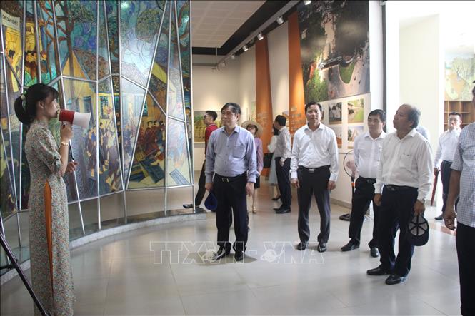 Đoàn khảo sát tham quan nhà trưng bày tại Khu di tích lịch sử Ngã tư Đức Hòa. Ảnh: Đức Hạnh - TTXVN 