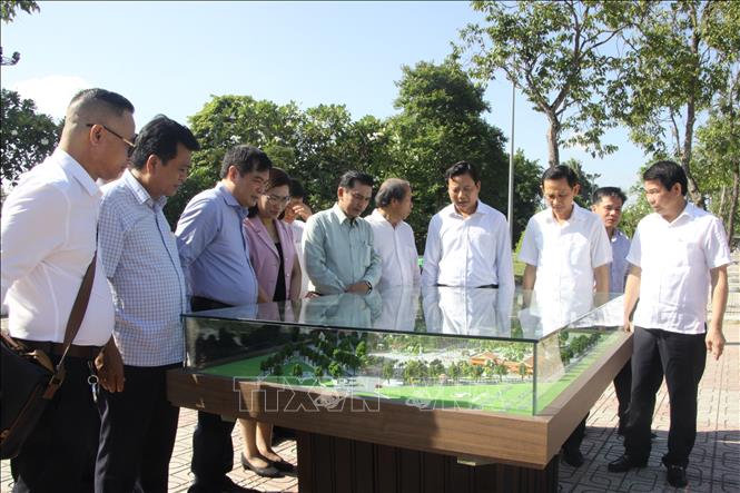 Đoàn khảo sát nghe thuyết minh về công trình Nhà lưu niệm đồng chí Võ Văn Tần và Nhà lưu niệm đồng chí Võ Văn Ngân tại Khu di tích lịch sử Ngã tư Đức Hòa. Ảnh: Đức Hạnh - TTXVN 