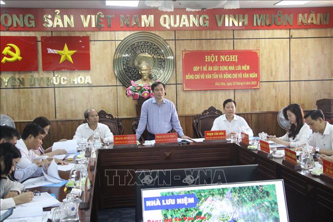 Phó trưởng Ban Tuyên giáo Trung ương Phan Xuân Thủy làm việc tại Huyện uỷ Đức Hòa. Ảnh: Đức Hạnh - TTXVN 