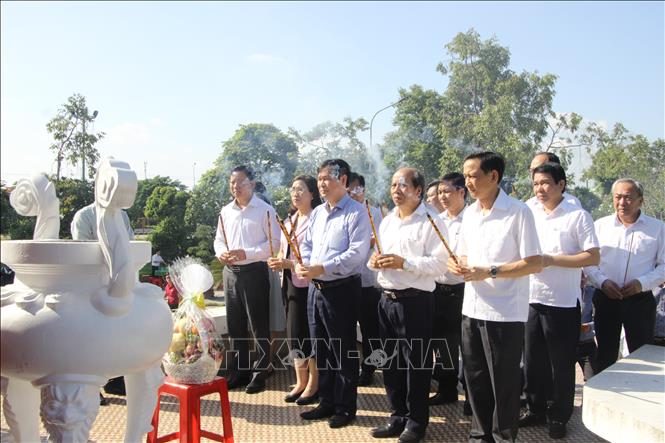 Đoàn khảo sát thắp hương tại tượng đài đồng chí Võ Văn Tần. Ảnh: Đức Hạnh - TTXVN 