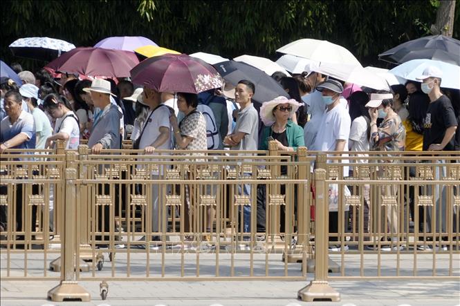 Người dân xếp hàng thăm quan Quảng trường Thiên An Môn ở thủ đô Bắc Kinh, Trung Quốc khi nhiệt độ lên tới 40 độ C, ngày 15/6/2023. Ảnh: Kyodo/TTXVN