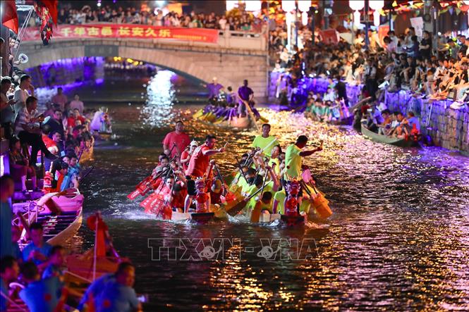 Hàng năm, cứ đến Tết Đoan Ngọ (5/5 âm lịch), người dân Trung Quốc lại tổ chức lễ hội Thuyền rồng trên khắp đất nước để cầu bình an và xua đuổi tà ma, bệnh tật... Điểm nổi bật của lễ hội là cuộc đua thuyền rồng trên sông. Các nhóm chèo thuyền sẽ đua nhau quyết liệt cùng nhịp trống vang dội cả khúc sông. Trong ảnh: Người dân tham gia lễ đua thuyền rồng truyền thống có tuổi đời hơn 600 năm, tại Phúc Châu, tỉnh Phúc Kiến ngày 20/6/2023. Ảnh: THX/TTXVN