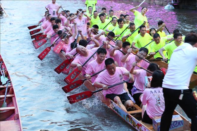 Hàng năm, cứ đến Tết Đoan Ngọ (5/5 âm lịch), người dân Trung Quốc lại tổ chức lễ hội Thuyền rồng trên khắp đất nước để cầu bình an và xua đuổi tà ma, bệnh tật... Điểm nổi bật của lễ hội là cuộc đua thuyền rồng trên sông. Các nhóm chèo thuyền sẽ đua nhau quyết liệt cùng nhịp trống vang dội cả khúc sông. Trong ảnh: Người dân tham gia lễ đua thuyền rồng truyền thống có tuổi đời hơn 600 năm, tại Phúc Châu, tỉnh Phúc Kiến ngày 20/6/2023. Ảnh: THX/TTXVN