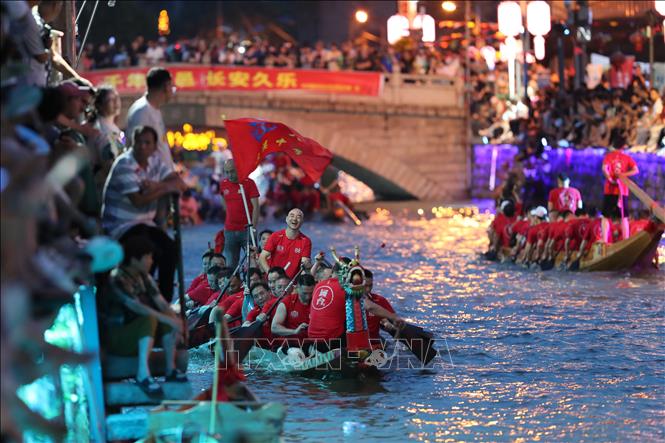 Hàng năm, cứ đến Tết Đoan Ngọ (5/5 âm lịch), người dân Trung Quốc lại tổ chức lễ hội Thuyền rồng trên khắp đất nước để cầu bình an và xua đuổi tà ma, bệnh tật... Điểm nổi bật của lễ hội là cuộc đua thuyền rồng trên sông. Các nhóm chèo thuyền sẽ đua nhau quyết liệt cùng nhịp trống vang dội cả khúc sông. Trong ảnh: Người dân tham gia lễ đua thuyền rồng truyền thống có tuổi đời hơn 600 năm, tại Phúc Châu, tỉnh Phúc Kiến ngày 20/6/2023. Ảnh: THX/TTXVN