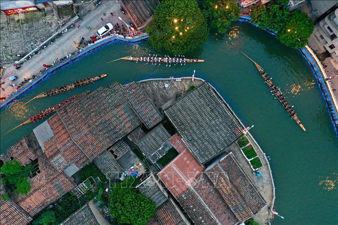 Hàng năm, cứ đến Tết Đoan Ngọ (5/5 âm lịch), người dân Trung Quốc lại tổ chức lễ hội Thuyền rồng trên khắp đất nước để cầu bình an và xua đuổi tà ma, bệnh tật... Điểm nổi bật của lễ hội là cuộc đua thuyền rồng trên sông. Các nhóm chèo thuyền sẽ đua nhau quyết liệt cùng nhịp trống vang dội cả khúc sông. Trong ảnh: Người dân tham gia lễ đua thuyền rồng truyền thống có tuổi đời hơn 600 năm, tại Phúc Châu, tỉnh Phúc Kiến ngày 18/6/2023. Ảnh: THX/TTXVN