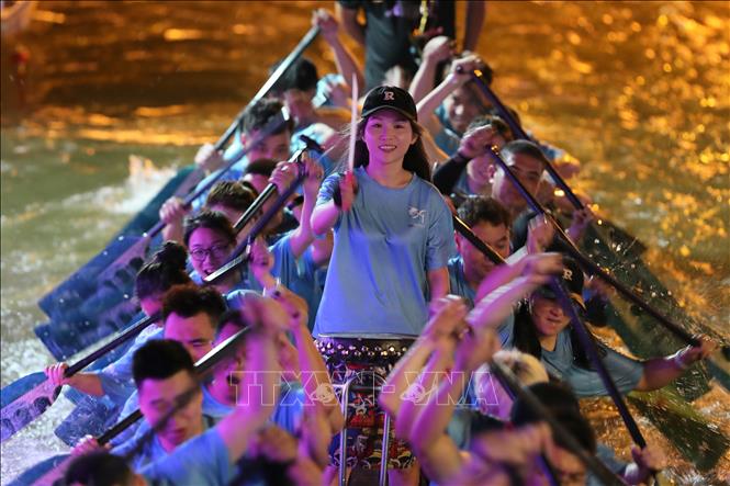 Hàng năm, cứ đến Tết Đoan Ngọ (5/5 âm lịch), người dân Trung Quốc lại tổ chức lễ hội Thuyền rồng trên khắp đất nước để cầu bình an và xua đuổi tà ma, bệnh tật... Điểm nổi bật của lễ hội là cuộc đua thuyền rồng trên sông. Các nhóm chèo thuyền sẽ đua nhau quyết liệt cùng nhịp trống vang dội cả khúc sông. Trong ảnh: Người dân tham gia lễ hội thuyền rồng, tại Phúc Châu, tỉnh Phúc Kiến ngày 20/6/2023. Ảnh: THX/TTXVN