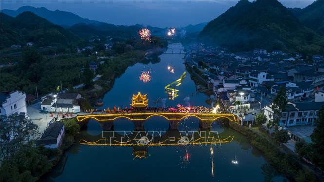 Hàng năm, cứ đến Tết Đoan Ngọ (5/5 âm lịch), người dân Trung Quốc lại tổ chức lễ hội Thuyền rồng trên khắp đất nước để cầu bình an và xua đuổi tà ma, bệnh tật... Điểm nổi bật của lễ hội là cuộc đua thuyền rồng trên sông. Các nhóm chèo thuyền sẽ đua nhau quyết liệt cùng nhịp trống vang dội cả khúc sông. Trong ảnh: Đèn lồng được thắp sáng rực rỡ trong lễ hội thuyền rồng tại tỉnh An Huy, Trung Quốc. Ảnh: THX/TTXVN