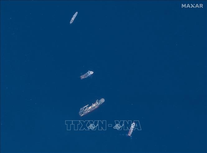 Tàu lặn Titan đã mất tích ở Đại Tây Dương khi tham quan xác tàu Titanic nằm ở độ sâu khoảng 3.800m dưới đáy Đại Tây Dương, thuộc khu vực ngoài khơi Newfoundland, Canada, ngày 18/6/2023. Lực lượng Tuần duyên Mỹ (USCG) ngày 22/6 nhận định cả 5 nạn nhân trên tàu lặn Titan đều đã thiệt mạng, trong một sự cố dường như là “một vụ nổ khủng khiếp”. Trong ảnh: Tàu cứu hộ tham gia chiến dịch tìm kiếm tàu lặn Titan, ngày 22/6/2023. Ảnh: AFP/TTXVN