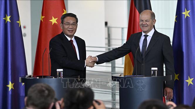 Ngày 20/6/2023, Thủ tướng Đức Olaf Scholz (phải) có cuộc hội đàm với Thủ tướng Trung Quốc Lý Cường đang ở thăm Berlin. Tại cuộc hội đàm, Thủ tướng Trung Quốc khẳng định Bắc Kinh sẵn sàng hợp tác với Berlin để đưa quan hệ song phương lên tầm cao mới và hai bên cần tạo điều kiện thuận lợi cho hoạt động giao lưu nhân dân. Về phần mình, Thủ tướng Scholz cho biết hai bên đã thỏa thuận thúc đẩy đối thoại về khí hậu và chuyển đổi số. Ảnh: AFP/TTXVN