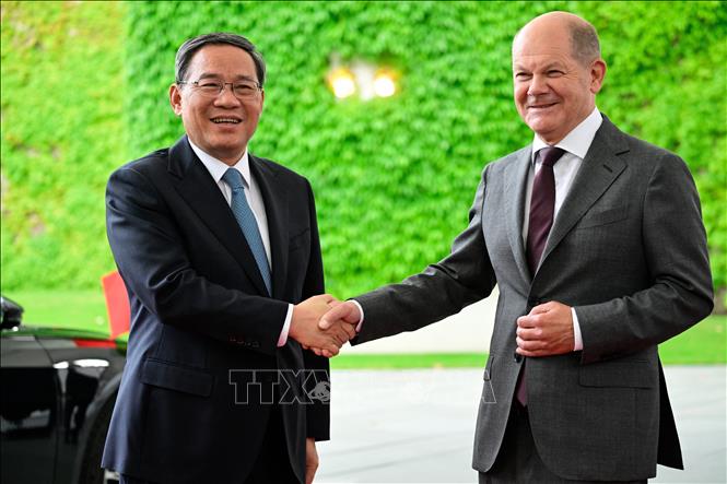 Ngày 20/6/2023, Thủ tướng Đức Olaf Scholz (phải) có cuộc hội đàm với Thủ tướng Trung Quốc Lý Cường đang ở thăm Berlin. Tại cuộc hội đàm, Thủ tướng Trung Quốc khẳng định Bắc Kinh sẵn sàng hợp tác với Berlin để đưa quan hệ song phương lên tầm cao mới và hai bên cần tạo điều kiện thuận lợi cho hoạt động giao lưu nhân dân. Về phần mình, Thủ tướng Scholz cho biết hai bên đã thỏa thuận thúc đẩy đối thoại về khí hậu và chuyển đổi số. Ảnh: AFP/TTXVN
