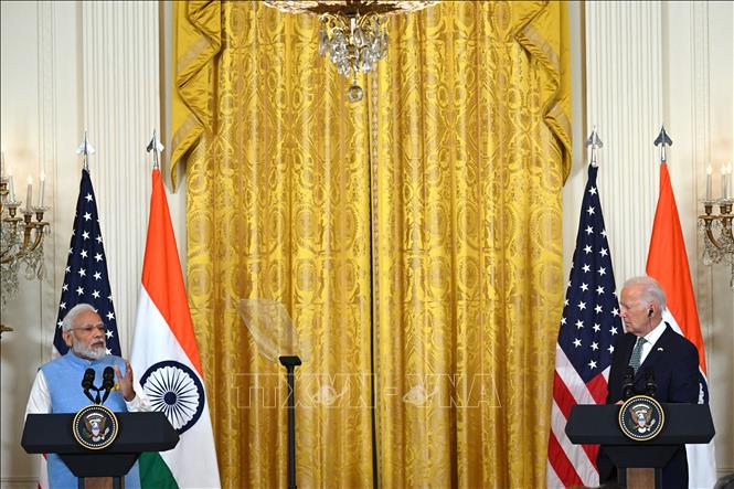 Ngày 22/6/2023, Tổng thống Mỹ Joe Biden (phải) và Thủ tướng Ấn Độ Narendra Modi đang ở thăm Mỹ đã ra tuyên bố chung gồm 58 điểm, trong đó đề cập đến quyết tâm thúc đẩy quan hệ song phương trên nhiều lĩnh vực. Hai bên đã đạt được những thỏa thuận lớn trong lĩnh vực công nghiệp quốc phòng, đầu tư và không gian vũ trụ. Ảnh: AFP/TTXVN