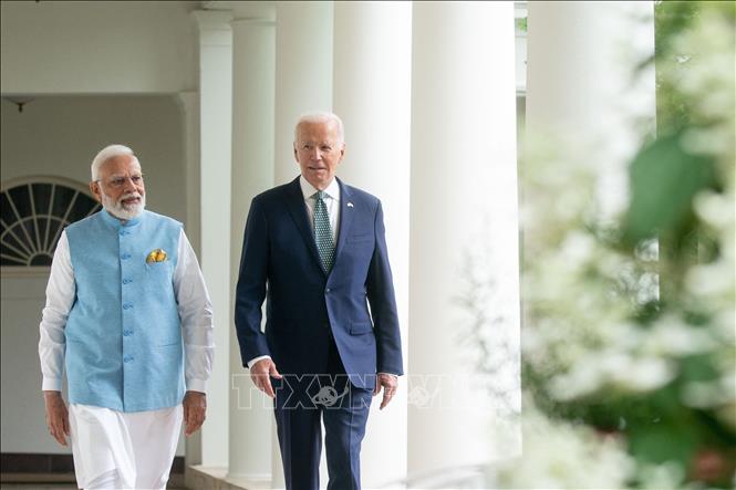 Ngày 22/6/2023, Tổng thống Mỹ Joe Biden (phải) và Thủ tướng Ấn Độ Narendra Modi đang ở thăm Mỹ đã ra tuyên bố chung gồm 58 điểm, trong đó đề cập đến quyết tâm thúc đẩy quan hệ song phương trên nhiều lĩnh vực. Hai bên đã đạt được những thỏa thuận lớn trong lĩnh vực công nghiệp quốc phòng, đầu tư và không gian vũ trụ. Ảnh: AFP/TTXVN
