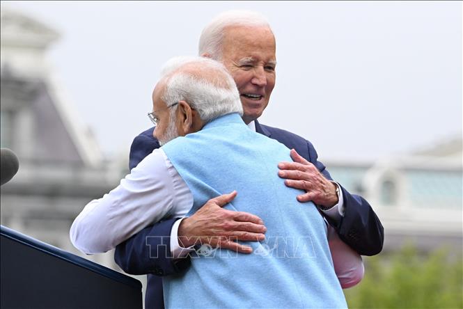 Ngày 22/6/2023, Tổng thống Mỹ Joe Biden (phía sau) và Thủ tướng Ấn Độ Narendra Modi đang ở thăm Mỹ đã ra tuyên bố chung gồm 58 điểm, trong đó đề cập đến quyết tâm thúc đẩy quan hệ song phương trên nhiều lĩnh vực. Hai bên đã đạt được những thỏa thuận lớn trong lĩnh vực công nghiệp quốc phòng, đầu tư và không gian vũ trụ. Ảnh: AFP/TTXVN