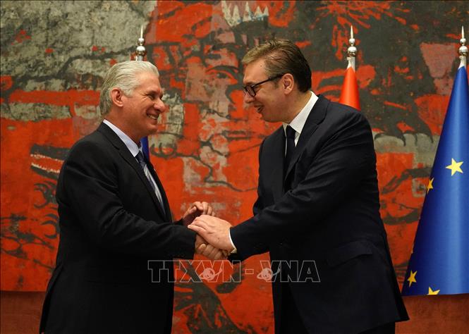 Ngày 21/6/2023, Tổng thống Serbia Aleksandar Vucic (phải) có cuộc hội đàm với Chủ tịch Cuba Miguel Diaz-Canel đang có chuyến công du Belgrade. Tại cuộc hội đàm, hai nhà lãnh đạo cam kết cải thiện quan hệ song phương. Ảnh: AFP/TTXVN