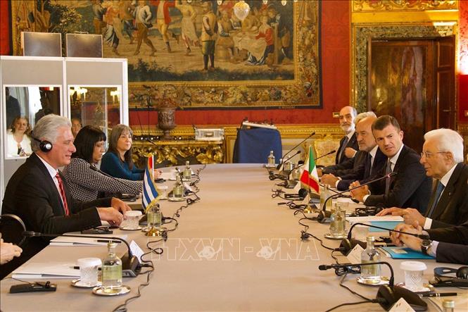 Ngày 20/6/2023, Tổng thống Italy Sergio Mattarella (phải) hội đàm với Chủ tịch Cuba Miguel Diaz-Canel (trái) đang ở thăm Rome. Hai nhà lãnh đạo đã tái khẳng định mối quan hệ song phương lịch sử và ổn định giữa Cuba và Italy, đồng thời nhất trí tiếp tục tăng cường quan hệ. Ảnh: AFP/TTXVN