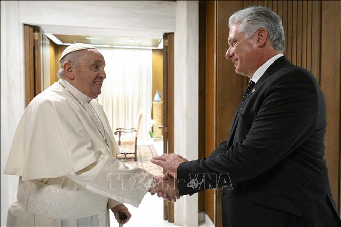 Ngày 20/6/2023, tại Tòa thánh Vatican, Giáo hoàng Francis (trái) có cuộc hội đàm với Chủ tịch Cuba Miguel Diaz-Canel, người đang có chuyến công du chính thức tới một số nước châu Âu. Sau cuộc hội đàm với Giáo hoàng Francis, Chủ tịch Cuba Miguel Diaz-Canel cho biết hai bên “đề cập tới tình hình Cuba hiện tại, đặc biệt là tác động của cuộc bao vây cấm vận kinh tế lên đời sống nhân dân”, đồng thời “khẳng định những điểm nhất quán rộng rãi về các vấn đề cấp thiết đối với nhân loại”. Ảnh: AFP/TTXVN