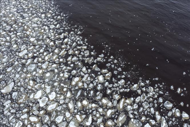 Ngày 19/6/2023, Liên hợp quốc (LHQ) đã thông qua hiệp ước quốc tế đầu tiên trên thế giới bảo vệ các vùng biển quốc tế. Đây là một thỏa thuận lịch sử về môi trường, được xây dựng nhằm bảo vệ các hệ sinh thái quan trọng đối với nhân loại. Trong ảnh (tư liệu): Băng tan ở Vịnh biển Bothnia vào đầu mùa Xuân ngày 3/5/2023. Ảnh: AFP/TTXVN