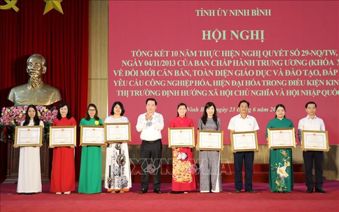 Các tập thể có thành tích xuất sắc được nhận Bằng khen của Chủ tịch UBND tỉnh. Ảnh: Đức Phương - TTXVN
