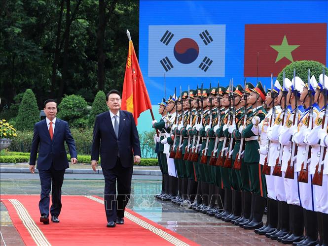 President Vo Van Thuong and President of the Republic of Korea Yoon Suk Yeol review the guards of honour at an official welcome ceremony for the RoK leader in Hanoi on June 23. VNA Photo