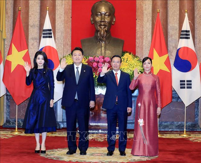President Vo Van Thuong and his spouse welcome President of the Republic of Korea Yoon Suk Yeol and his spouse at an official welcome ceremony for the RoK leader in Ha Noi on June 23. VNA Photo