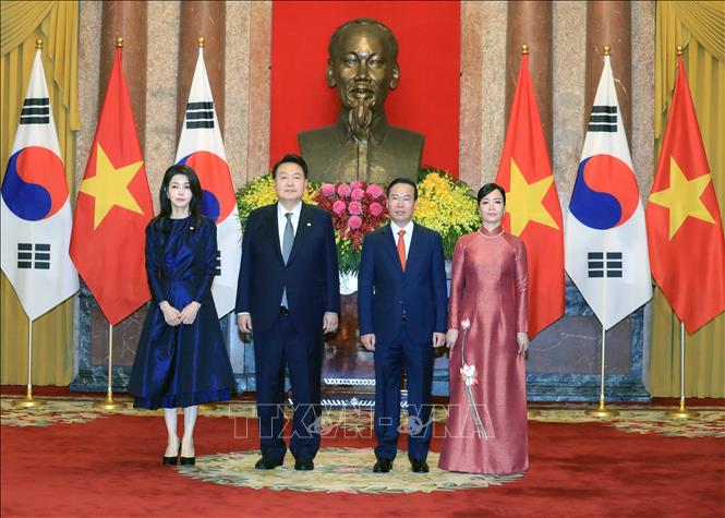 President Vo Van Thuong and his spouse welcome President of the Republic of Korea Yoon Suk Yeol and his spouse at an official welcome ceremony for the RoK leader in Ha Noi on June 23. VNA Photo