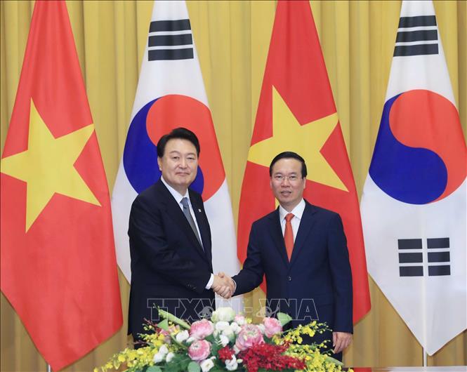 President Vo Van Thuong welcomes President of the Republic of Korea Yoon Suk Yeol at an official welcome ceremony for the RoK leader in Ha Noi on June 23. VNA Photo