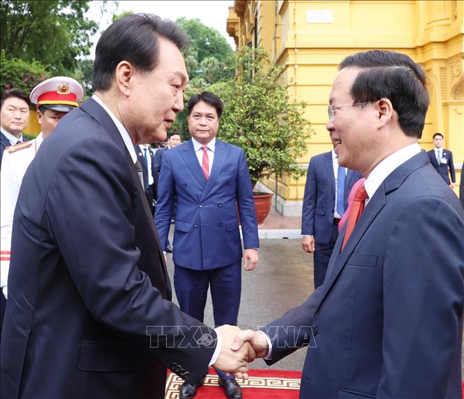 President Vo Van Thuong welcomes President of the Republic of Korea Yoon Suk Yeol at an official welcome ceremony for the RoK leader in Ha Noi on June 23. VNA Photo