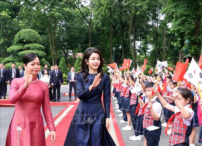 President Vo Van Thuong’s wife Phan Thi Thanh Tam and RoK President Yoon Suk Yeol’s wife Kim Keon Hee at the welcome ceremony in Hanoi on June 23. VNA Photo