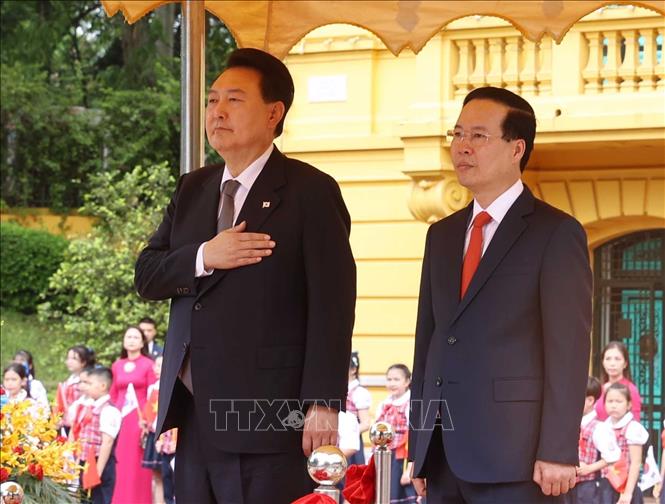 President Vo Van Thuong and his wife Phan Thi Thanh Tam host a welcome ceremony for President of the Republic of Korea Yoon Suk Yeol and his wife Kim Keon Hee in Hanoi on June 23. VNA Photo