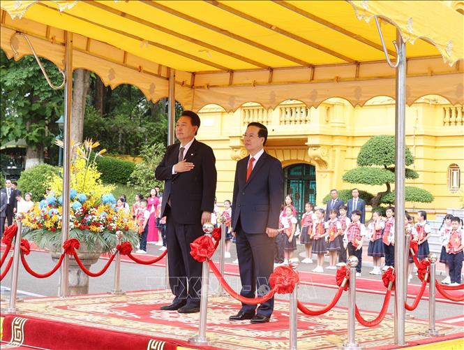 President Vo Van Thuong and his wife Phan Thi Thanh Tam host a welcome ceremony for President of the Republic of Korea Yoon Suk Yeol and his wife Kim Keon Hee in Hanoi on June 23. VNA Photo