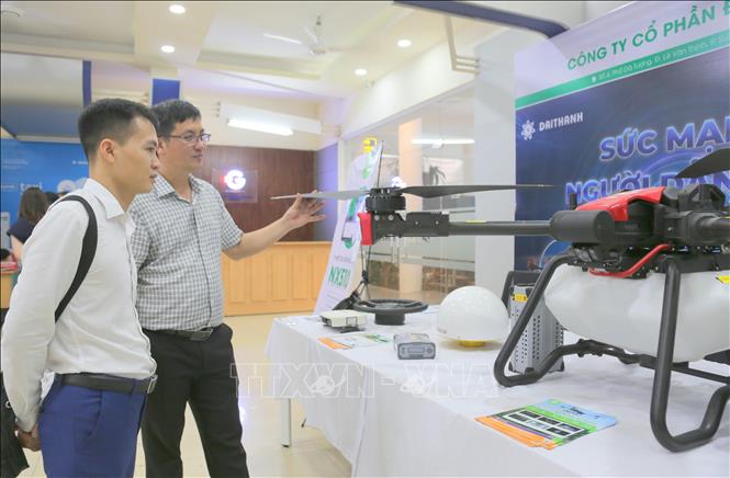 Trong ảnh: Giới thiệu sản phẩm máy bay nông nghiệp phục vụ nhiều công đoạn trong sản xuất nông nghiệp. Ảnh: Minh Thu- TTXVN