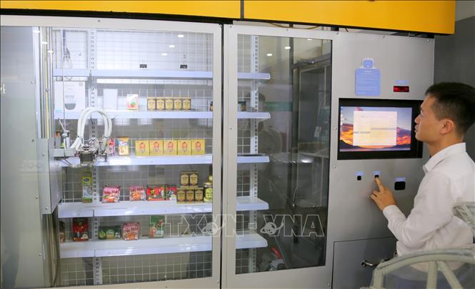 Trong ảnh: Mô hình robot bán hàng tự động phục vụ tiêu thụ sản phẩm nông nghiệp nói riêng, hàng hóa nói chung. Ảnh: Minh Thu- TTXVN