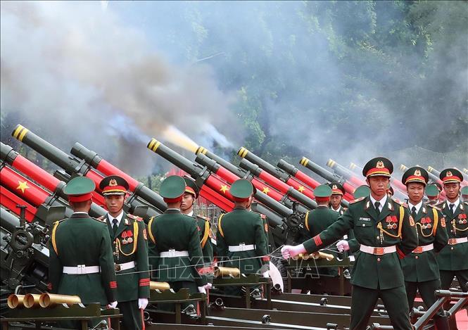 A welcome ceremony at the highest level for a head of state was held in Hanoi on June 23 with cannon salute. VNA Photo